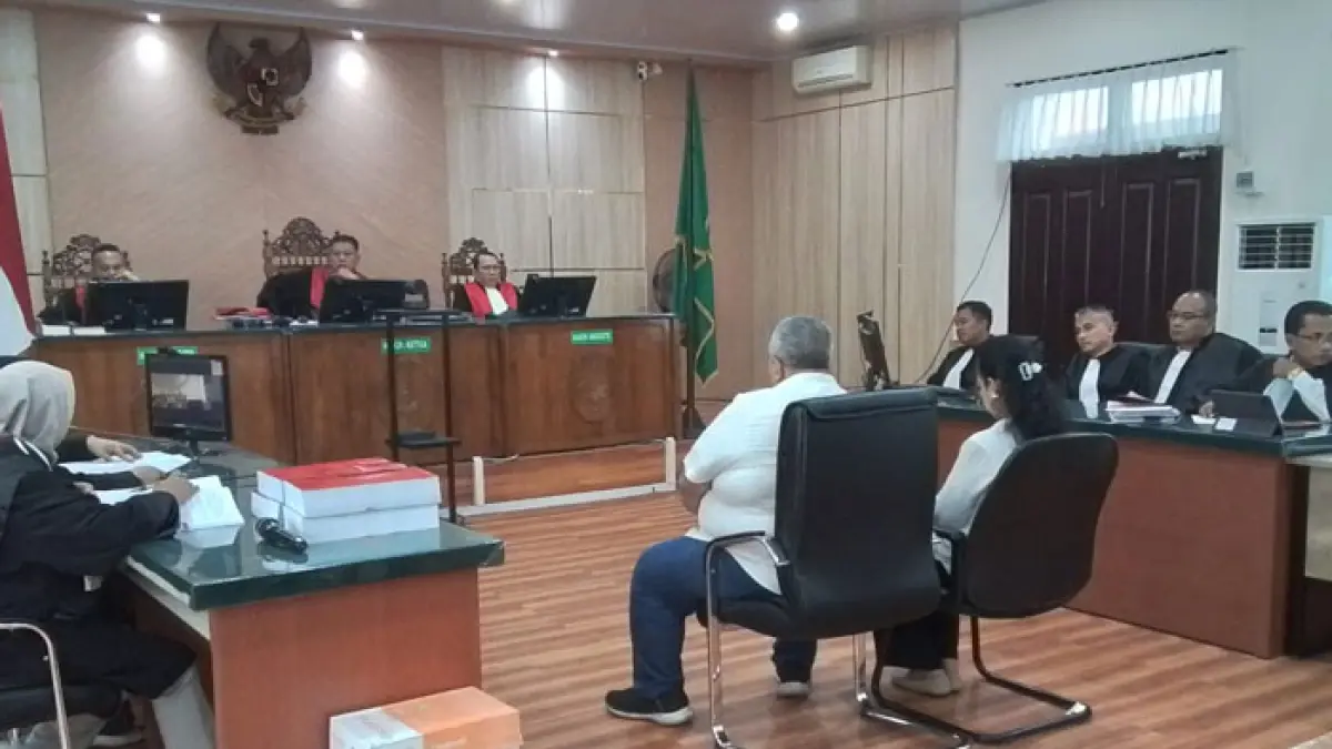 Terdakwa perkara korupsi PT SPR, Rahman Akil dan Debby Riauma Sary, menghadapi sidang tuntutan di Pengadilan Tipikor Pekanbaru, Rabu (8/4/2026). (Hendrawan Kariman/Riaupos.co)