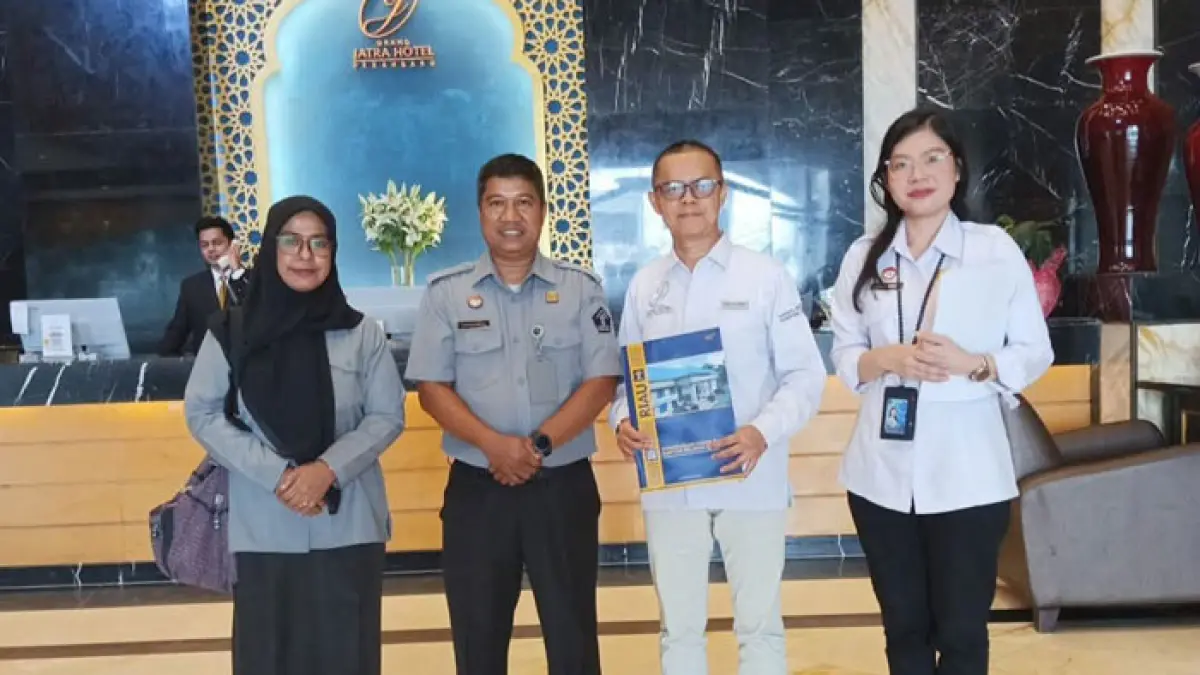 Tim Bidang Kekayaan Intelektual Kanwil Kemenkum Riau berfoto bersama perwakilan Hotel Jatra Pekanbaru, Selasa (7/4/2026). (Humas Kanwil Kemenkum Riau untuk Riaupos.co)