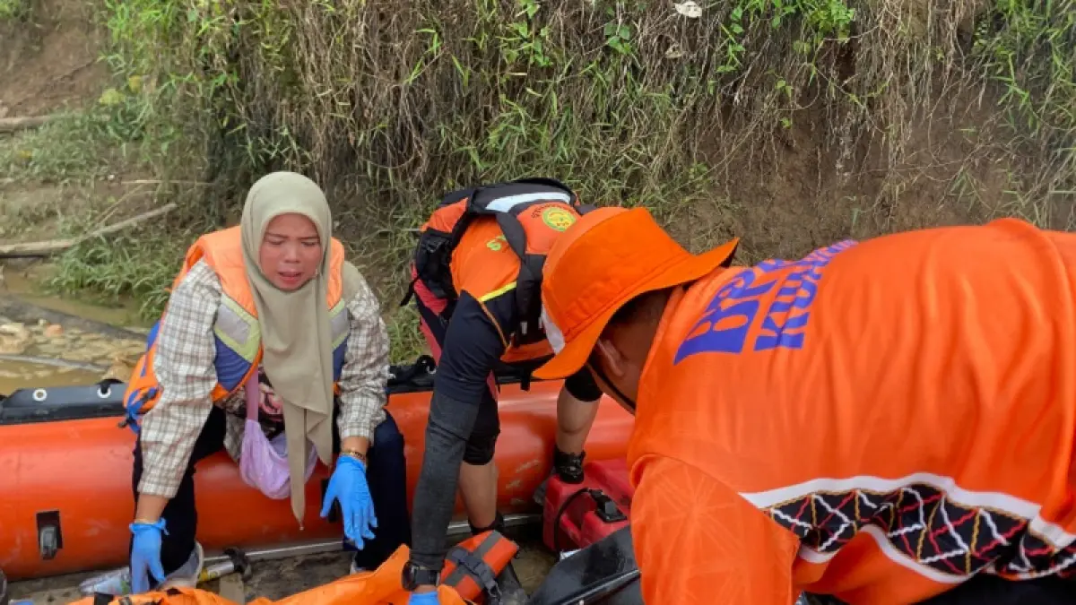 Tim BPBD Kuansing melakukan evakuasi jasad Rayendra, bocah laki-laki Desa Teluk Pauh Cerenti yang tenggelam di Sungai Kuantan, Rabu (8/4/2026).(BPBD Kuansing).