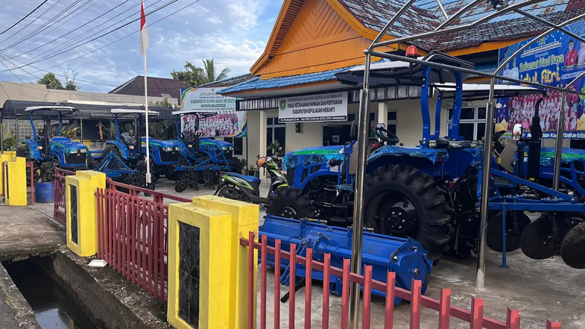 Traktor bantuan Kementan untuk brigade pangan di Meranti tiba di Kecamatan Tebingtinggi dan akan segera dibagikan, Selasa (7/4/2026). (JPG)