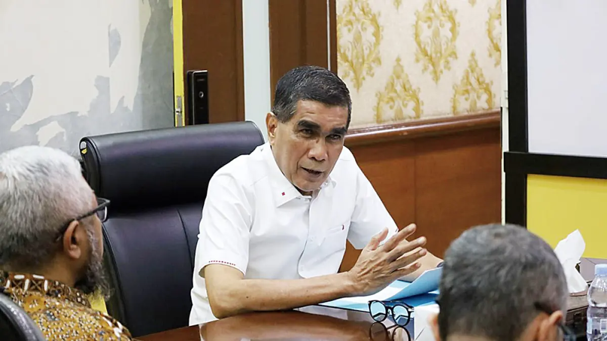 Wakil Ketua DPRD Riau Parisman Ihwan saat menerima aspirasi dari Pegawai Waktu Tertentu PT Pertamina Hulu Rokan. (JPG)