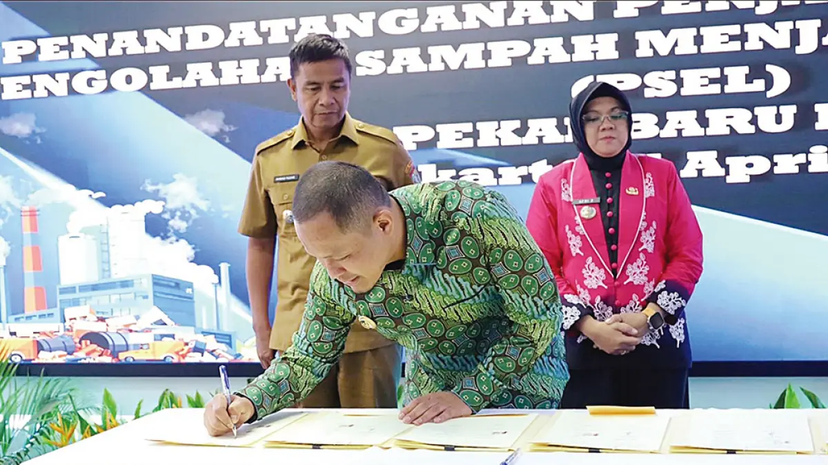 Wali Kota Pekanbaru Agung Nugroho menandatangani MoU PSEL Pekanbaru Raya di Kementerian Lingkungan Hidup di Jakarta, Selasa (7/4/2026). (Pemko pekanbaru)
