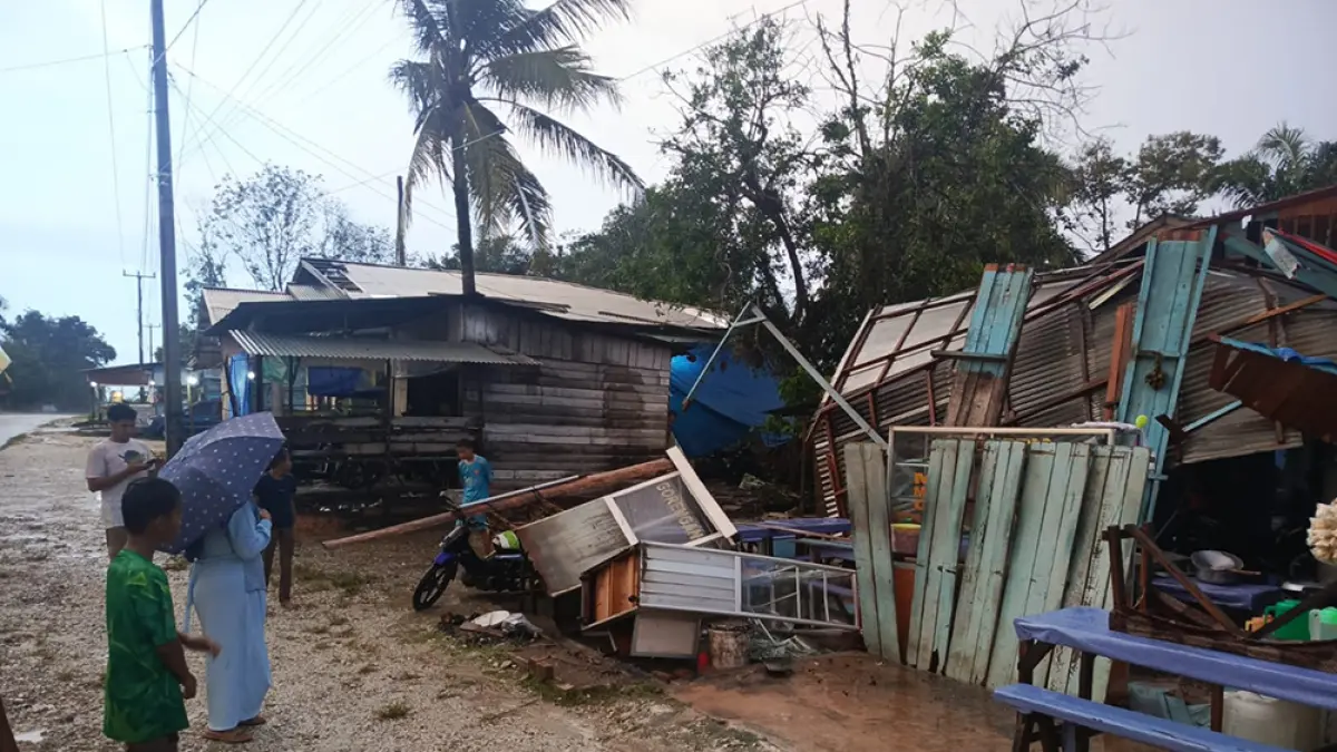 Warung sate porak poranda diterjang angin puting beliung di Dusun Simpang Kare, Desa Padang Mutung, Kecamatan Kampar, Kabupaten Kampar, Senin (6/4/2026). (Humas polres untuk Riaupos.co)