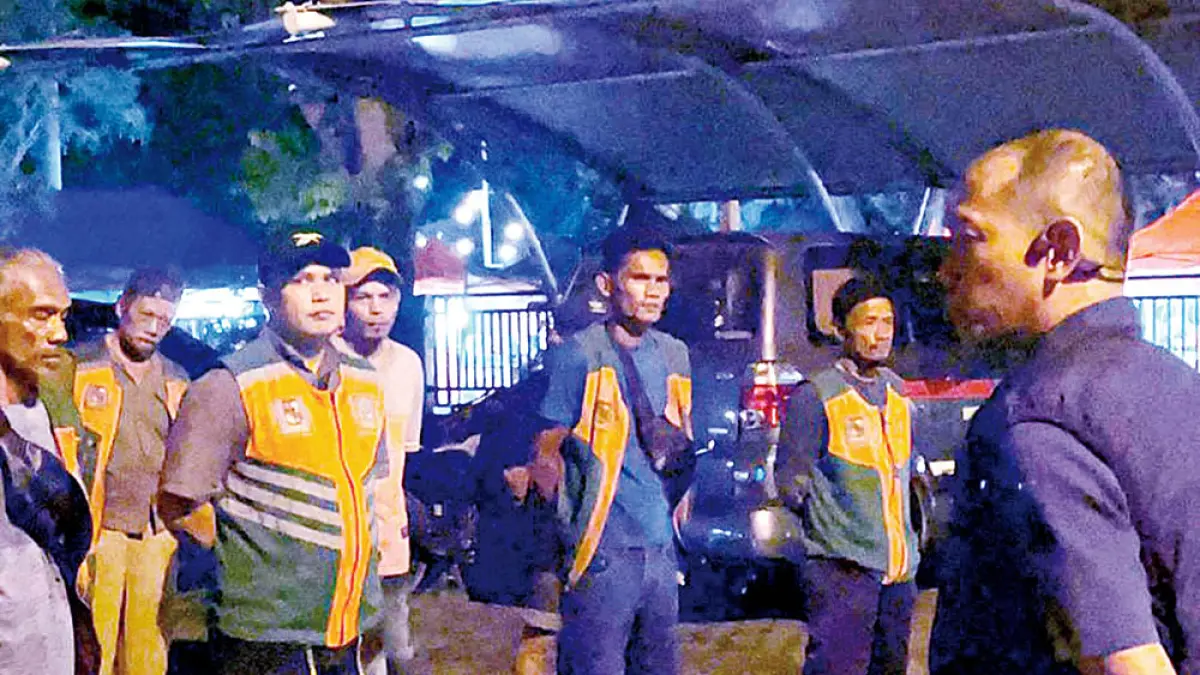 Plt Kadishub Pekanbaru Masykur Tarmizi memberi pengarahan dan mengingatkan para jukir yang berada di kawasan kuliner malam Cut Nyak Dhien untuk tidak memungut tarif parkir di luar ketentuan perwako, Selasa (7/4/2026) malam. (Dishub Pekanbaru untuk riau pos)
