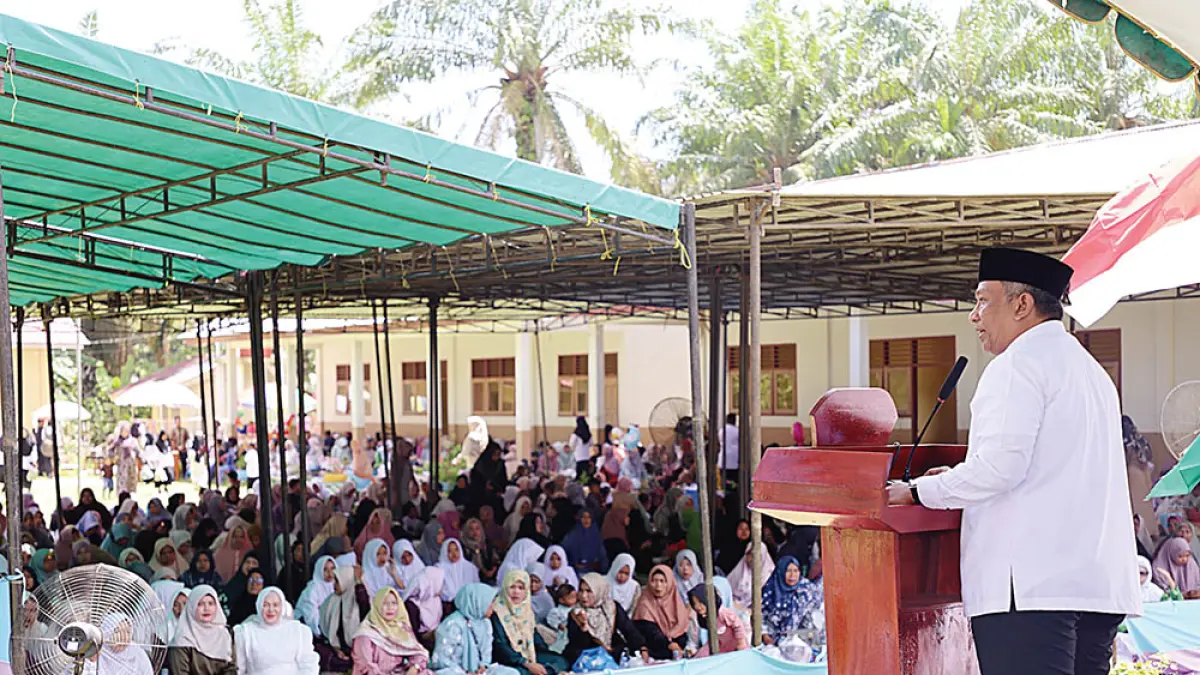 Bupati Rohul Anton ST MM memberikan arahan dan meminta dukungan masyarakat terhadap pelaksanaan pembangunan dalam acara pengajian dan halalbihalal bersama pengurus PHBI dalam kunjungan kerja ke Desa Pasir Luhur, Kecamatan Kunto Darussalam, Rabu (8/4/2026). (Prokopim Setda Rohul)