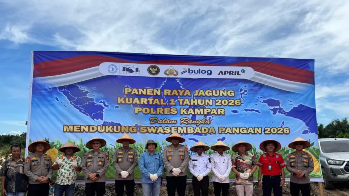 Perwakilan Polres Kampar, PT NPM, dan PT RAPP foto bersama saat acara panen raya jagung pipil kuartal I tahun 2026 di area agroforestri LPHD Rantau Kasih Bersatu, Desa Rantau Kasih, Kecamatan Kampar Kiri Hilir, Kabupaten Kampar, Rabu (8/4/2026). (RAPP UNTUK RIAU POS)