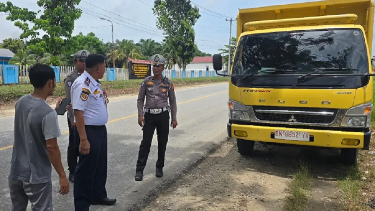 Dinas Perhubungan Kuansing bersama Satlantas Polres Kuansing melakukan razia gabungan kendaraan di ruas jalan lintas Teluk Kuantan-Pekanbaru, Selasa (7/4/2026). Sejumlah kendaraan angkutan umum/barang terkena sanksi. (Dishub Kuansing)