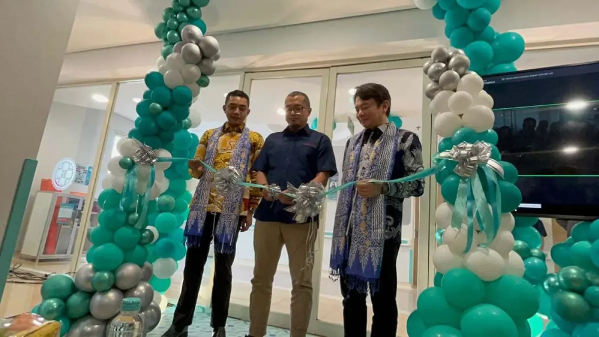 Direktur Operasional BRI Life Andrew Bain (kanan), Direktur RS Awal Bros Sudirman dr Jimmy Kurniawan MKK SpOK (tengah) melakukan prosesi pemotongan pita sebagai tanda diresmikannya The Private Suites di RS Awal Bros Sudirman Pekanbaru, Rabu (8/4/2026). (Rs awal bros untuk riau pos)
