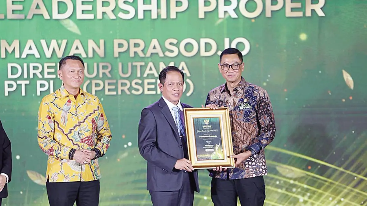 Menteri Ling­kungan Hidup/Kepala Badan Pengendalian Ling­kungan Hidup Hanif Faisol Nurofiq (tengah) menyerahkan penghargaan Green Leadership PROPER kepada Direktur Utama PLN Darmawan Prasodjo (kanan) disaksikan Ketua Komisi XII DPR RI Bambang Patijaya (kiri) pada ajang Anugerah Lingkungan PROPER 2025 di Jakarta, Selasa (7/4/2026). (Pt pln (persero) untuk riau pos)