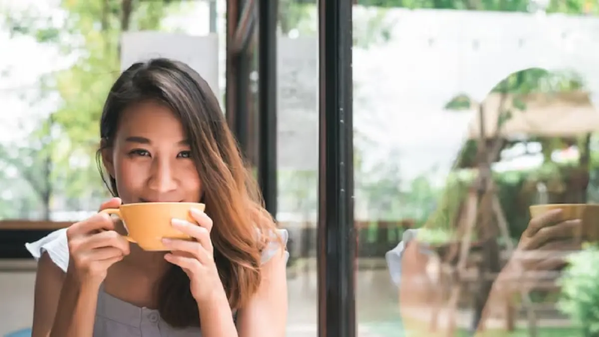 Ilustrasi minum kopi. (Freepik)