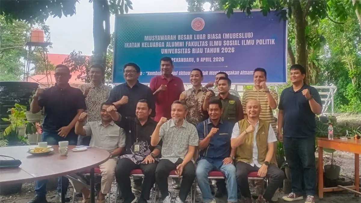 Jajaran pengurus IKA FISIP dan alumni foto bersama saat Mubeslub pemilihan ketua umum sementara, Kamis (9/4/2026).&nbsp;