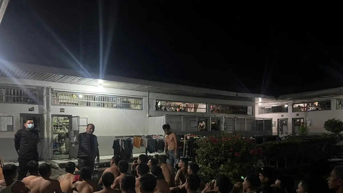 Kalapas Bengkalis Prio Tri Laksono mengumpulkan para napi dan memberikan pengarahan keras usai melakukan penggeledahan di kamar Lapas Bengkalis, Rabu (8/4/2026) malam.