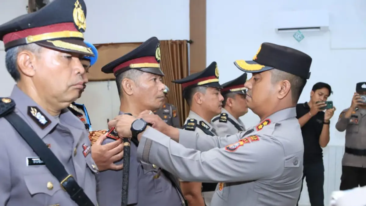 Kapolres Inhil AKBP Farouk Oktora SIK memimpin Sertijab Kabaglog dan Kapolsek Mandah di Aula Tribrata Polres Inhil, Kamis (9/4/2026). (Istimewa)