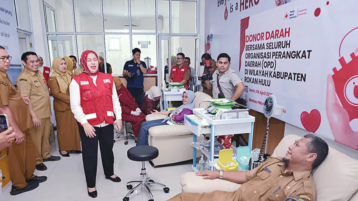 Ketua PMI Rohul dr Yeni Dwi Putri meninjau kegiatan donor darah yang dirangkai dalam acara penandatanganan MoU dengan kepala OPD, bertempat di Gedung PMI Rohul, Senin (6/4/2026). (Prokopim Setda Rohul)
