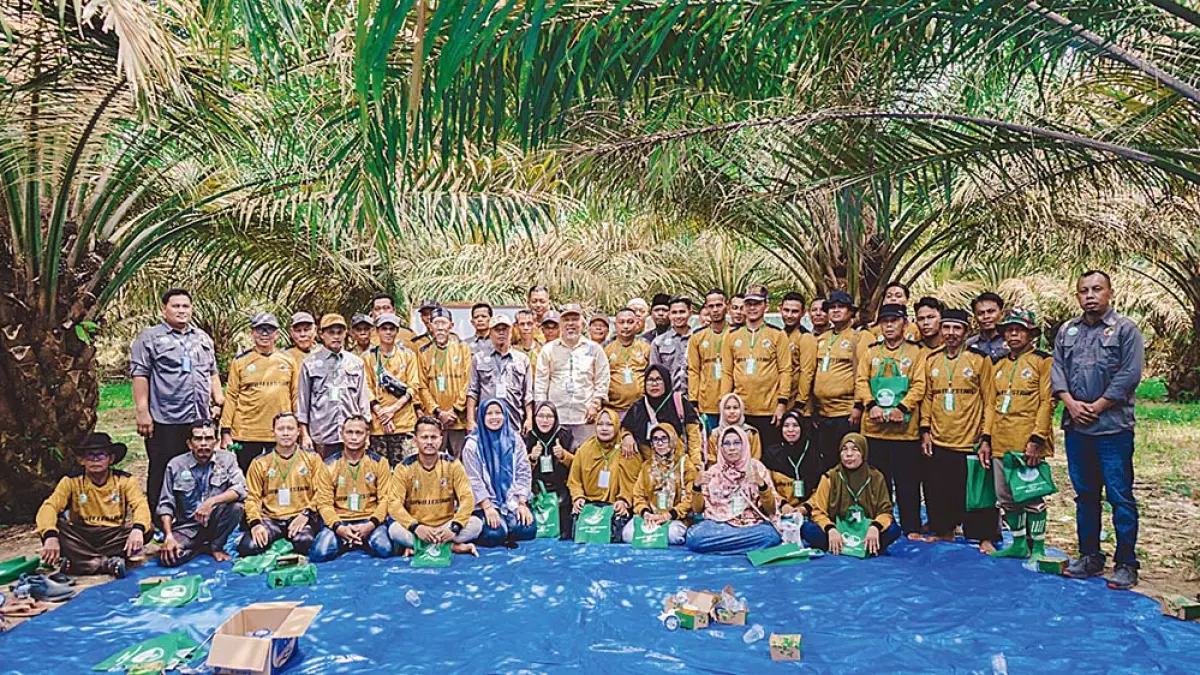 Manajemen PTPN IV foto bersama dengan para petani, beberapa waktu lalu. (Humas PTPN IV Regional III untuk riau pos)
