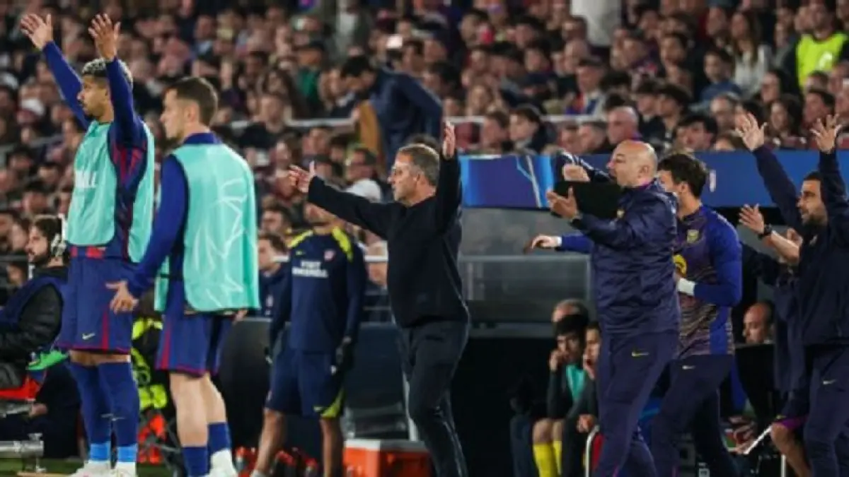 Manajer Barcelona Hansi Flick berteriak kepada wasit selama pertandingan timnya melawan Atletico Madrid pada leg 1 perempatfinal Liga Champions. (Getty Images)

&nbsp;