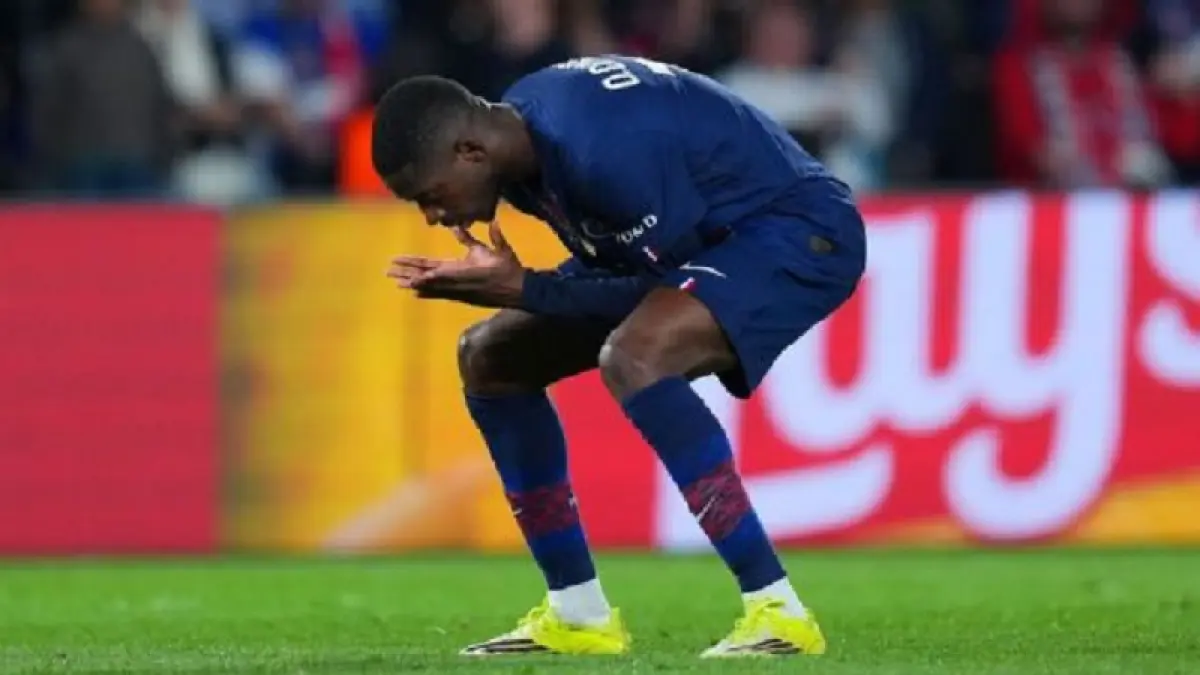 Ousmane Dembélé bereaksi setelah salah satu dari beberapa peluang yang terbuang dalam kemenangan PSG atas Liverpool pada leg 1 perempatfinal LIga Champions di Paris. (Franco Arland/Getty Images)