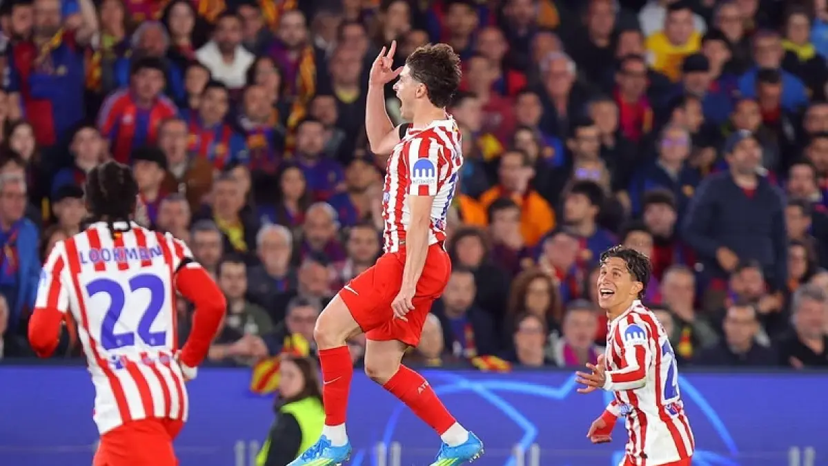 Penyerang Atletico Madrid Julian Álvarez (tengah) merayakan gol setelah membobol gawang Barcelona lewat tendangan bebas pada leg 1 perempatfinal Liga Champions di Sporty Camp Nou, Kamis (8/4/2026) dini hari WIB.(Instagram @atleticodemadrid)