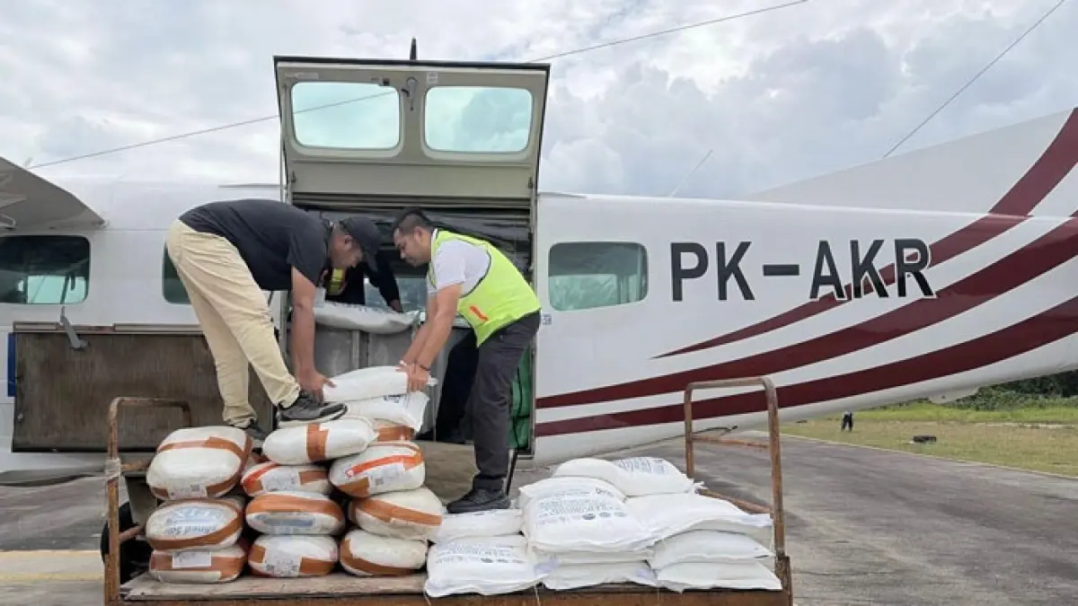 Petugas mengangkut garam kedalam pesawat untuk kegiatan modifikasi cuaca di Riau. (Humas BNPB untuk Riaupos.co)