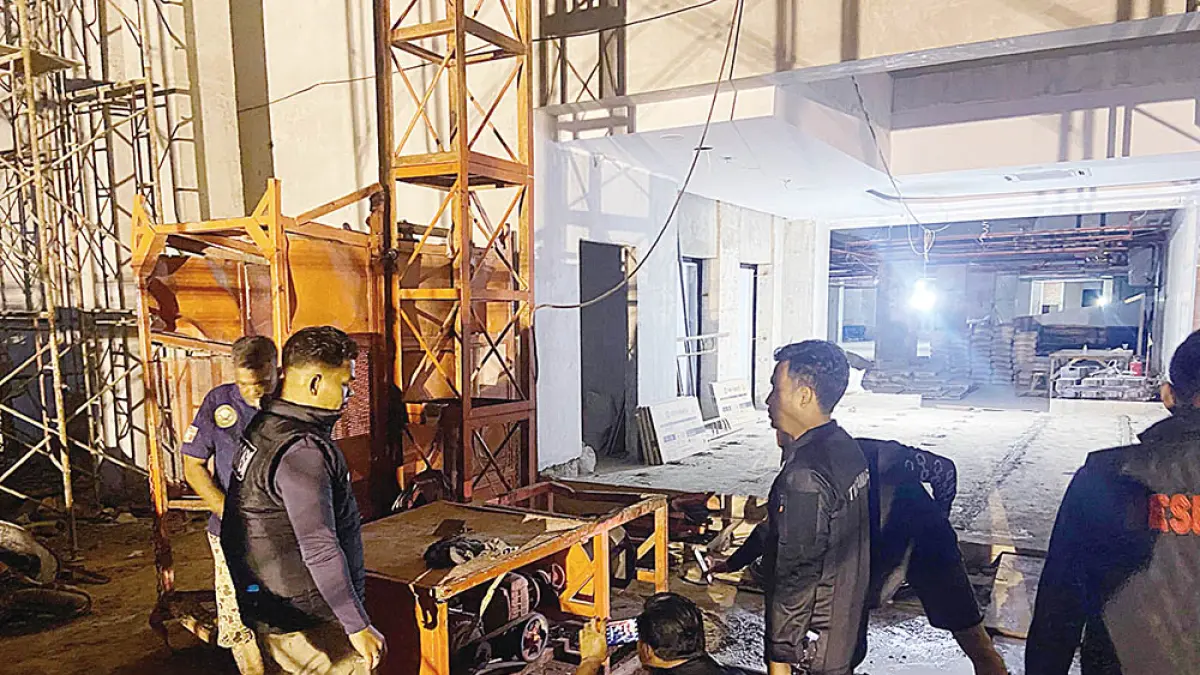Polisi melakukan penyelidikan insiden pekerja yang mengalami kecelakaan kerja di proyek pembangunan Rumah Sakit Santa Maria, Jalan Ahmad Yani, Kecamatan Sukajadi, Selasa (7/4/2026). (Polsek Sukajadi untuk riau pos)
