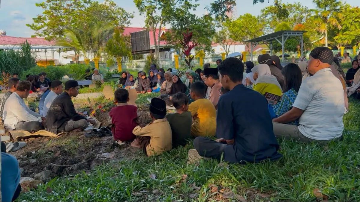 Prosesi pemakaman Muhammad Aqil Arizal pelajar SMP Sains Tahfizh Islamic Center Siak di Suak Santai, Kelurahan Kampung Dalam, Kecamatan Siak, Kabupaten Siak, Rabu (8/4/2026). (MONANG LUBIS/RIAU POS)