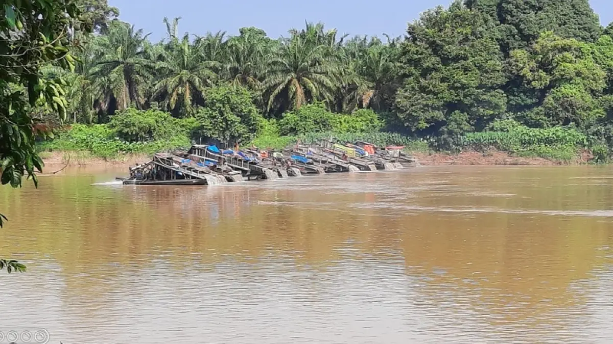 Rakit PETI yang beraktivitas di Sungai Indragiri, beberapa waktu lalu. (Istimewa)