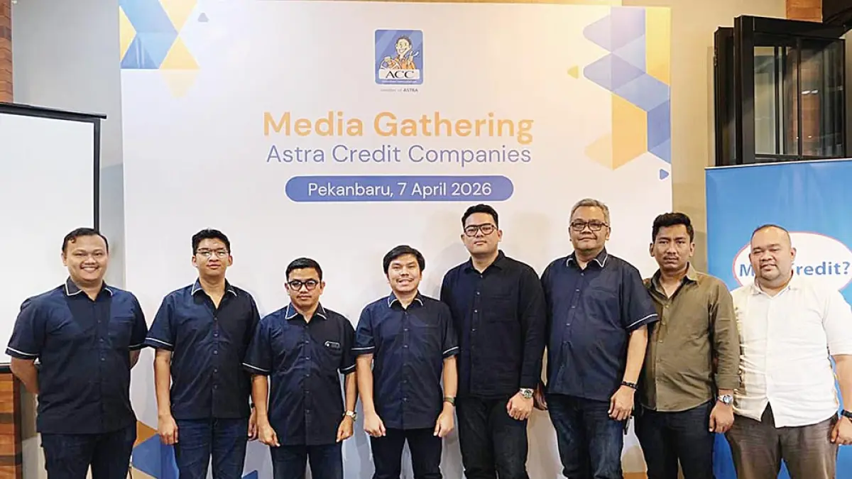  Regional Retail AR Management Head ACC Sumbagut Lerry Allen Christian (empat kiri) dan jajaran foto bersama dalam Media Gathering di Pekanbaru, Selasa (7/4/2026). (ACC UNTUK RIAU POS)