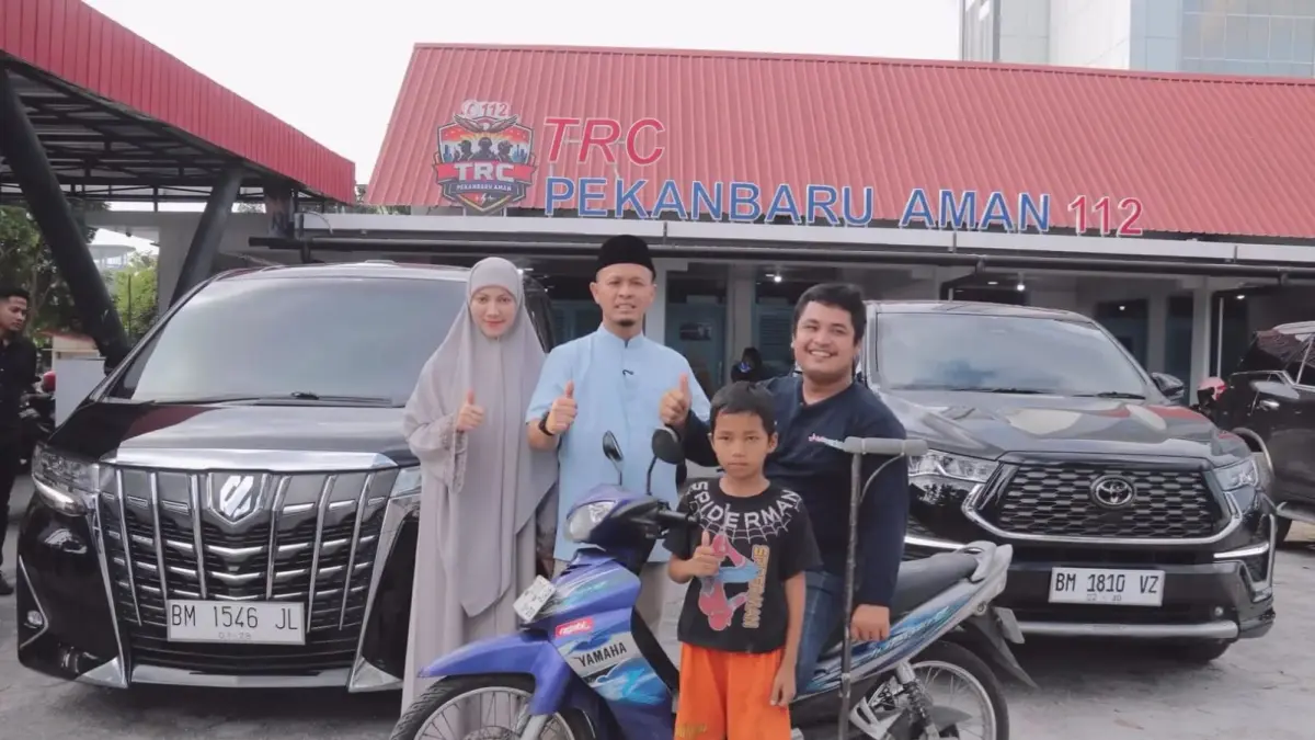 Sandro Gutmen Manurung, seorang disabilitas yang menerima penggantian sepeda motor yang hilang diberikan oleh Wako Pekanbaru Agung Nugroho, Rabu (8/4/2026).(ISTIMEWA)