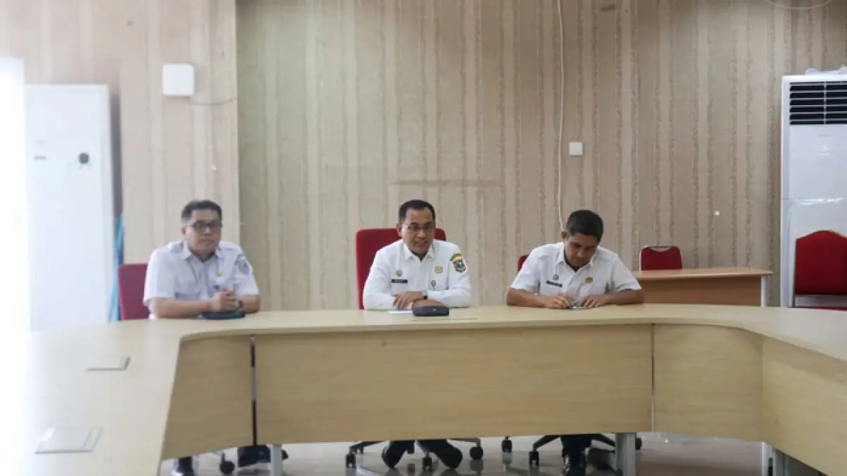 Sekdakab Rohil H Fauzi Efrizal (tengah) saat memimpin rapat pembahasan terkait penerapan WFH/WFO di lingkungan pemkab Rohil di Bagansiapiapi. (Istimewa)
