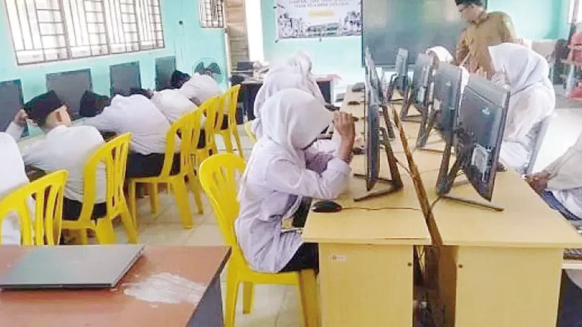Siswa MTs Darussalam sempat mengalami kendala dan menunggu di depan layar komputer karena kondisi listrik padam serta jaringan internet yang bermasalah, Rabu (8/4/2026).
 (MTs Darussalam untuk Riau Pos)
