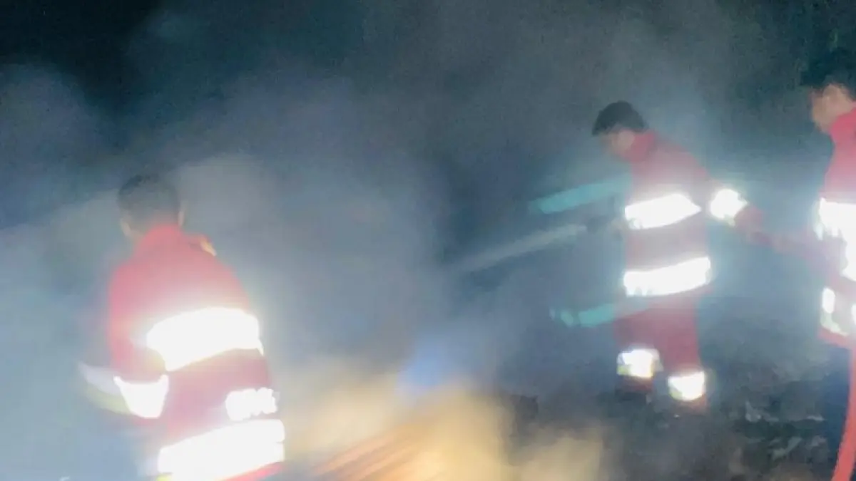 Tim pemadam kebakaran Satpol PP-PKP Kuansing melakukan upaya pemadaman api saat kebakaran terjadi di rumah warga Desa Sako Kecamatan Pangean, Kamis (9/4/2026) dini hari. (Satpol PP-PKP Kuansing)