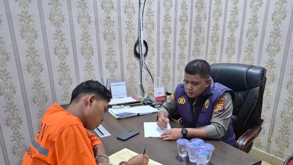 Tim Psikolog Polda Riau melakukan tes kejiwaan kepada tersangka pembunuhan ayah kandungnya di Kantor Polres Bengkalis, Rabu (8/4/2026).(Polres Bengkalis)