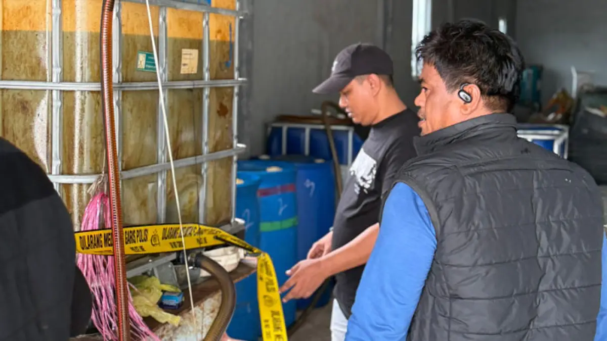 Tim Unit II Tipidter Satreskrim Polres Pelalawan mengamankan seorang penimbun BBM bersubsidi serta barang bukti 13,64 ton solar di Dusun Parit Melati Kelurahan Teluk Dalam, Kecamatan Kuala Kampar, Kamis (9/2/2026). (Amin/Riaupos.co)