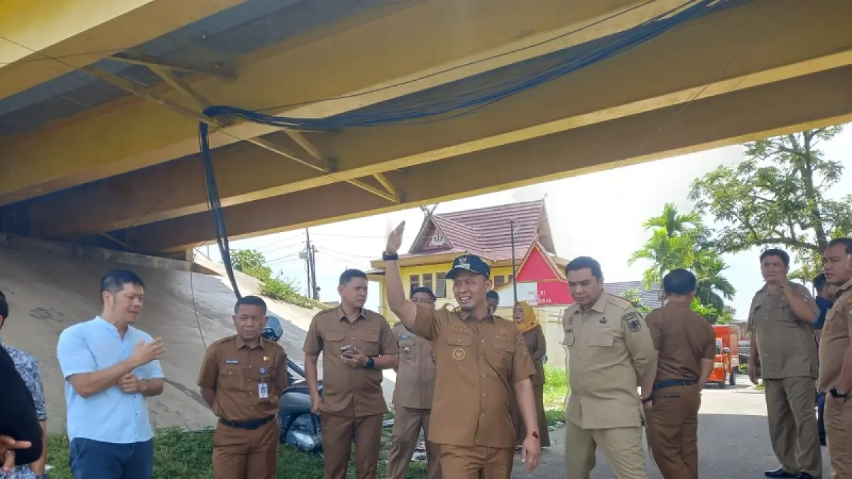 Wako Pekanbaru Agung Nugroho saat meninjau kawasan Daerah Aliran Sungai (DAS) di bawah Jembatan Siak I, Senin (4/4/2026) lalu. (ISTIMEWA)

