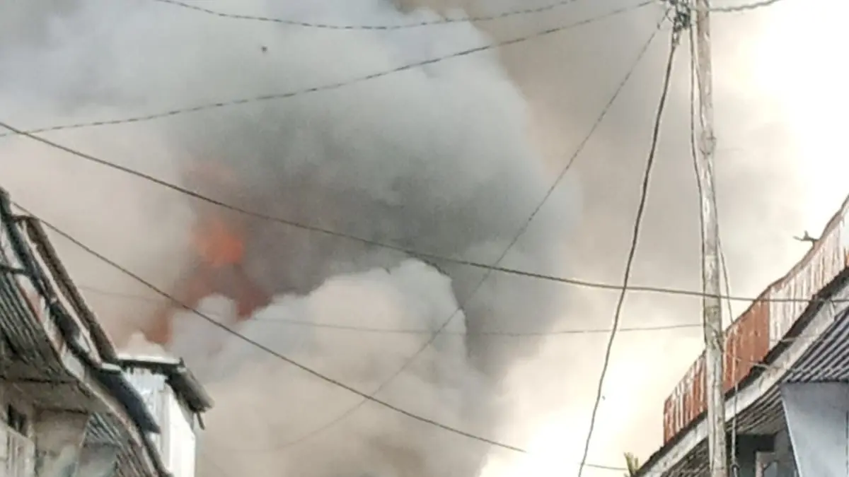 Warga berusaha menyelamatkan barang saat kebakaran di kawasan Pasar Bom, Kelurahan Pulau Kijang, Kecamatan Reteh, Kabupaten Indragiri Hilir, Rabu (8/4/2026). (WARGA UNTUK RIAU POS)