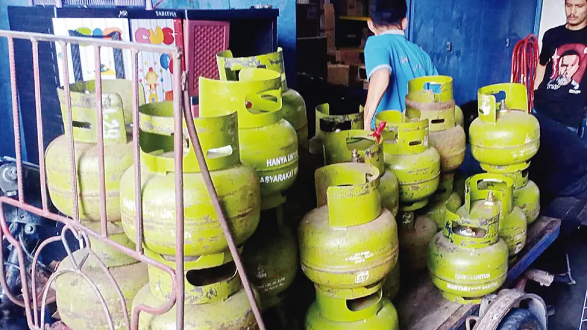 Warga sedang membawa tabung elpiji 3 Kg kosong di Kecamatan Tebingtinggi, Kepulauan Meranti, Rabu (8/4/2026). (WARGA UNTUK RIAU POS)