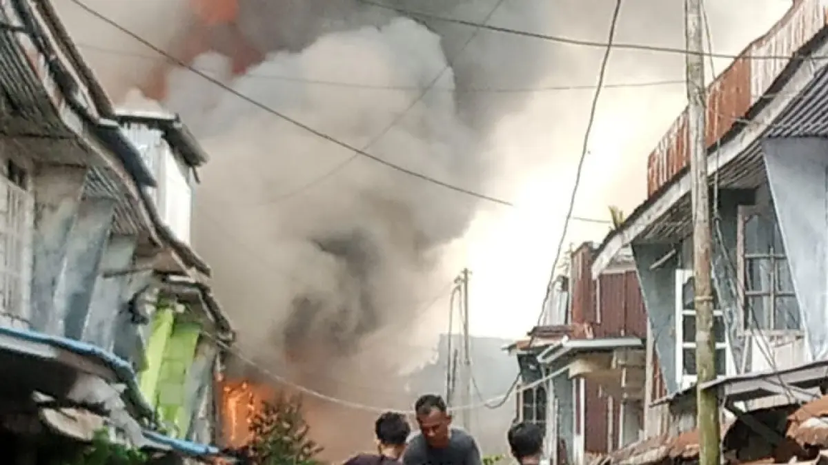 Warga terlihat berusaha menyelamatkan barang saat kebakaran terjadi di Pasar Bom, Pulau Kijang, Reteh, Inhil, Rabu (8/4/2026) lalu. (Istimewa)