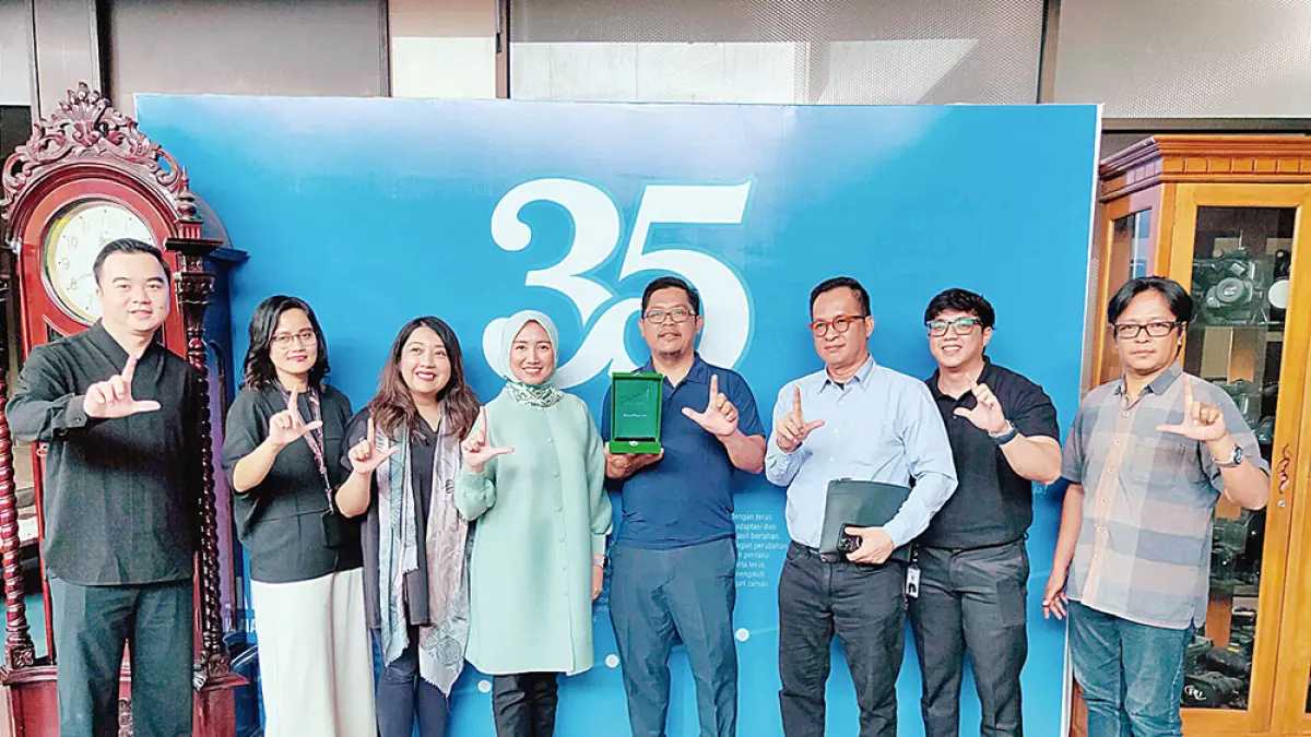 Ketua Bidang Hubungan Masyarakat AFPI sekaligus Dirut KrediOne Kuseryansyah (tiga kanan) , Ketua 2 Bidang Hubungan Masyarakat AFPI Almira Lasty (empat kiri), Ketua Bidang Perlindungan Konsumen AFPI Tony Jackson (kiri), bersama tim foto bersama Direktur Utama Riau Pos Ahmad Dardiri (empat kanan), Direktur Riau Pos Firman Agus saat kunjungan ke kantor Riau Pos (kanan) saat kunjungan ke kantor Riau Pos, Kamis (9/4/2026). (EVAN GUNANZAR/RIAU POS)