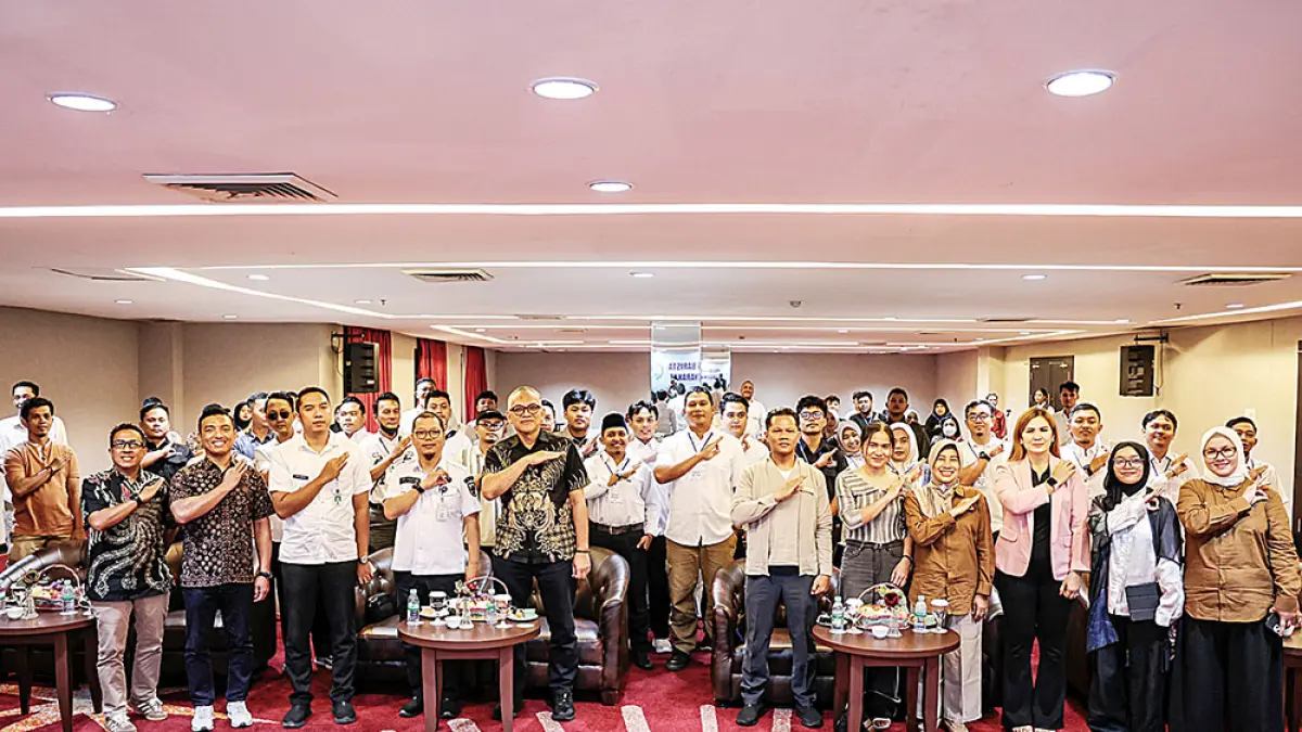 Kepala Bagian SDM dan Sistem Manajemen PTPN IV Regional III Jarwa Rahmanta, Kepala Bidang Pelatihan dan Penempatan Tenaga Kerja Disnakertrans Riau Bambang Rusdianto foto bersama saat menghadiri pelatihan barista untuk pemuda, beberapa waktu lalu. (Humas PTPN IV&nbsp; untuk riau pos)
