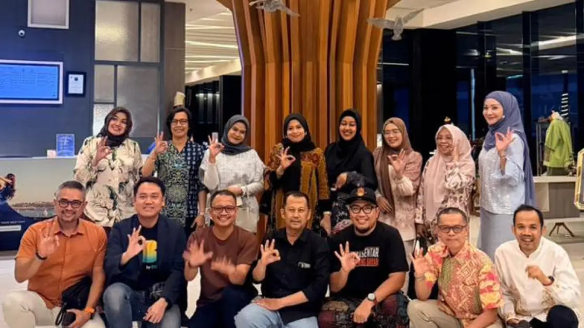 Presiden IMA Chapter Pekanbaru, Vera Fernila (empat kiri atas), didampingi Sekretaris Jenderal IMA Pekanbaru, Musdalil Amri (tiga kiri bawah) foto bersama para member IMA Chapter Pekanbaru saat kegiatan halal bihalal di Novotel Pekanbaru, Jumat (10/4/2026). (Prapti Dwi Lestari)