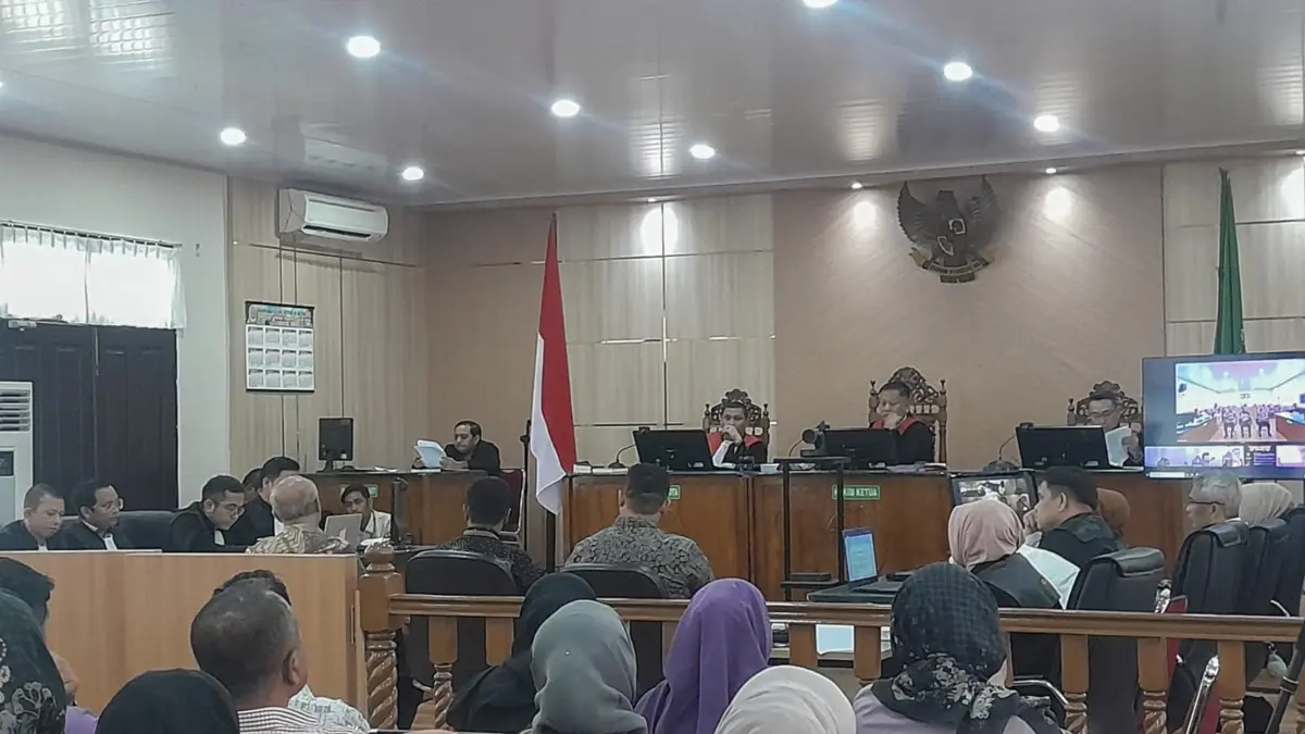  Majelis hakim mendengarkan saksi memberi keterangan dalam sidang terdakwa korupsi Kepala Dinas PUPR-PKPP Riau nonaktif Muhammad Arief Setiawan dan mantan Tenaga Ahli Gubernur Riau Dani M Nursalam di Pengadilan Tipikor pada Pengadilan Negeri Pekanbaru, Kamis (9/4/2026). (MHD AKHWAN/RIAUPOS)