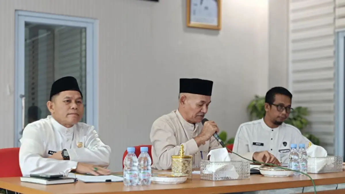 Asisten Pemerintahan dan Kesra, Syaiful Bahri S.Sos (tengah) didampingi Kakan Kemenhaj Inhu, H Abdul Razak dan Kabag Kesra, Ari Fermadi saat rapat penetapan bantuan domestik, Jumat (10/4/2026).(Kasmedi/Riaupos.co)