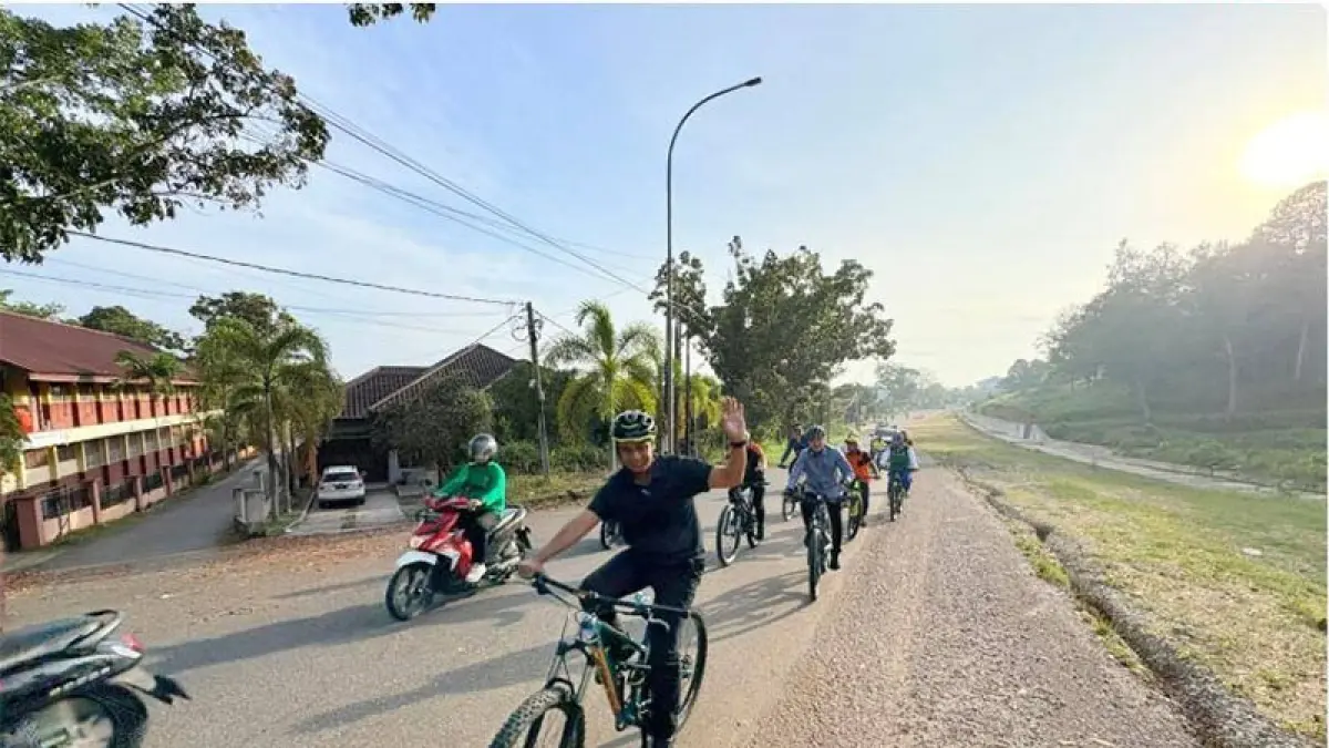 Bupati Ahmad Yuzar memimpin Gerakan Jumat Bersepeda dan Sepeda Motor ke kantor bersama para kepala OPD, Jumat (10/4/2026) pagi. Diskominfo Kampar untuk Riaupos.co
