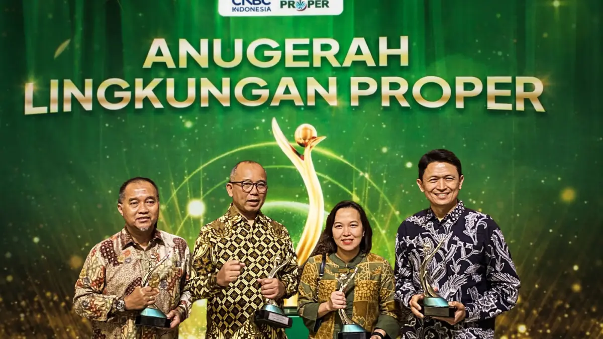 GM EMP Bentu Limited Melvina Sally (dua dari kanan) dan GM PT EMP Energi Riau Yoyok S. Purwanto (paling kanan) ketika menghadiri Anugerah Lingkungan PROPER 2026 di Sasono Langen Budoyo.(EMP untuk Riau Pos)