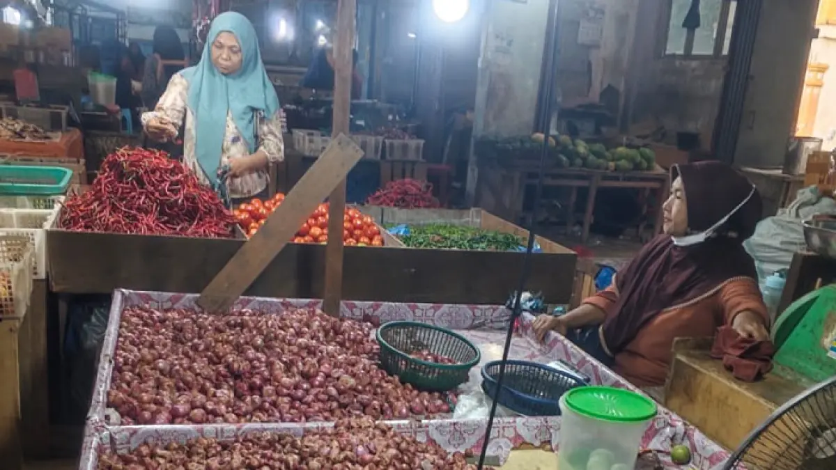 Harga sejumlah bahan pangan di pasar tradisional Bengkalis fluktuatif dan yang paling mencolok adalah harga ayam kampung yang mencapai Rp90 ribu per kg, Jumat (10/4/2026). (Istimewa)
