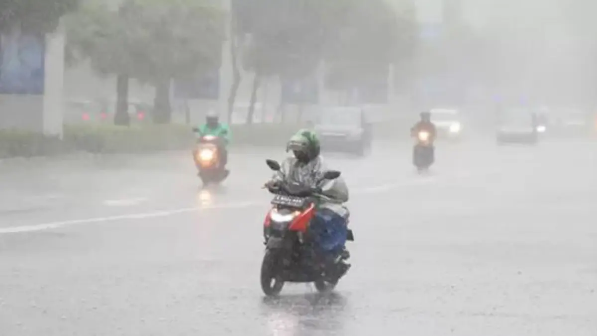 Ilustrasi. Pengendara sepeda motor melintas saat hujan di salah satu wilayah Riau. (dok RIAUPOS.CO)
