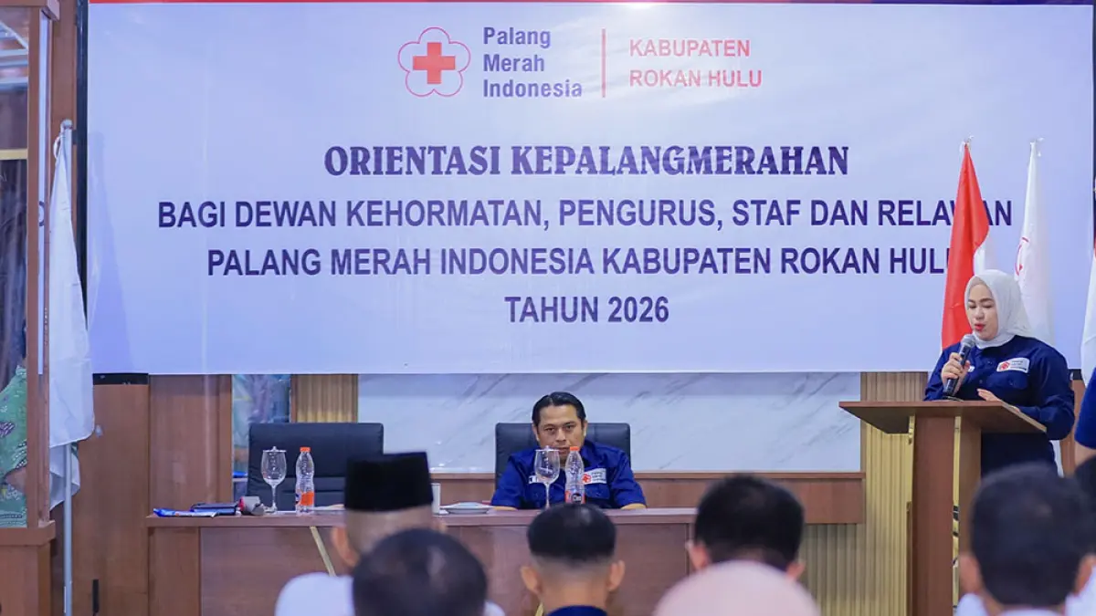 Ketua PMI Rohul dr Yeni Dwi Putri memberikan arahan sekaligus membuka acara orientasi kepalangmerahan bagi pengurus, staf dan relawan di Hotel Razka Pasirputih&nbsp;Timur, Kamis (9/4/2026).  (Prokopim Setda Rohul untuk Riau Pos)

