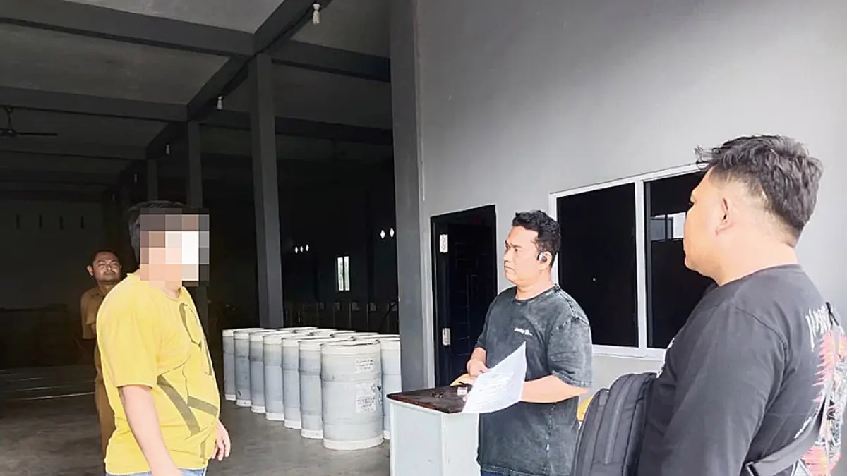 Pemilik belasan ton solar subsidi berinisial N dimintai keterangan oleh petugas Tim Unit II Tipidter Satreskrim Polres Pelalawan di Dusun Parit Melati, Kelurahan Teluk Dalam, Kecamatan Kuala Kampar, Kabupaten Pelalawan, Kamis (9/4/2026). (POLRES PELALAWAN)
