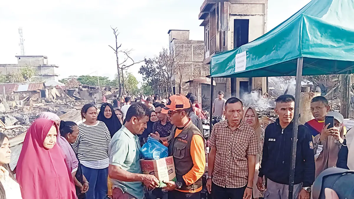 Masyarakat terdampak kebakaran di Pulau Kijang, Kecamatan Reteh, Kabupaten Indragiri Hilir menerima bantuan logistik darurat, Kamis (9/4/2026). (BPBD INHIL)
