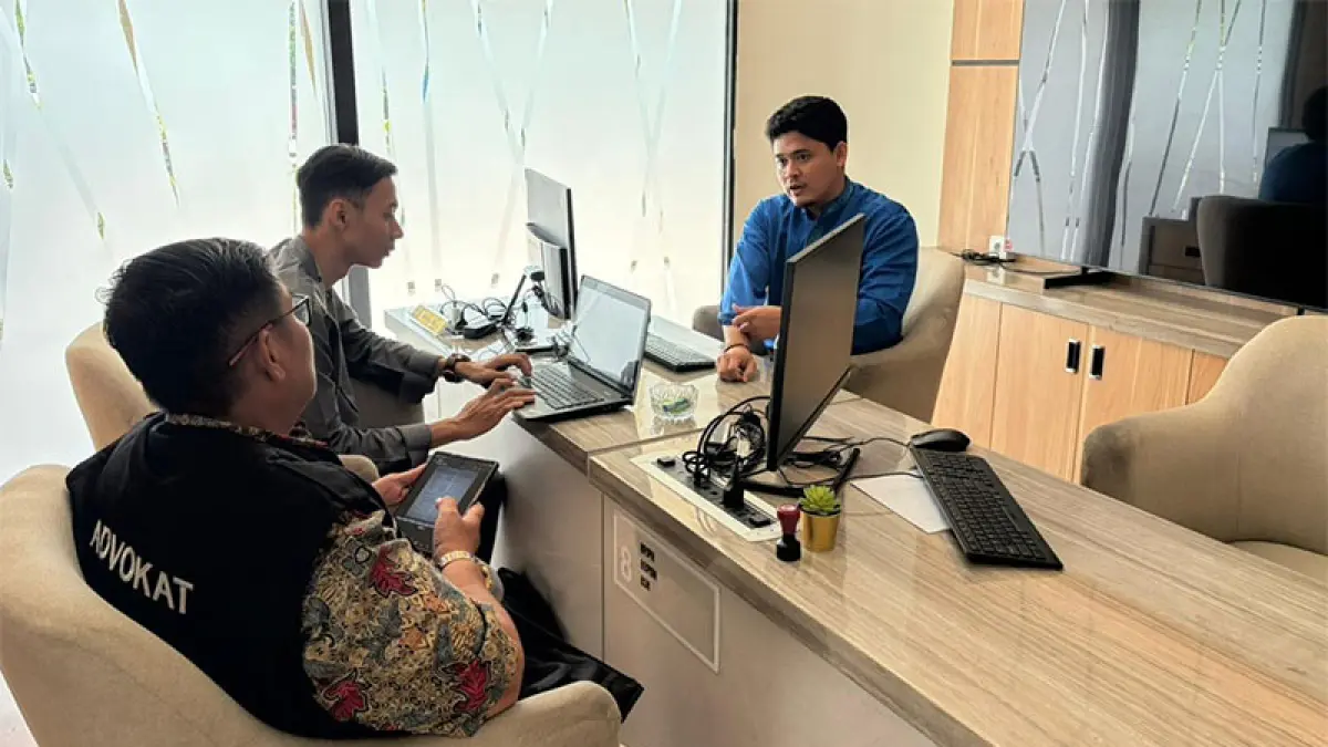 Pegawai dari DPM PTSP Riau melayani masyarakat yang sedang mengurus perizinan, Jumat (10/4/2026). Ft Soleh Saputra